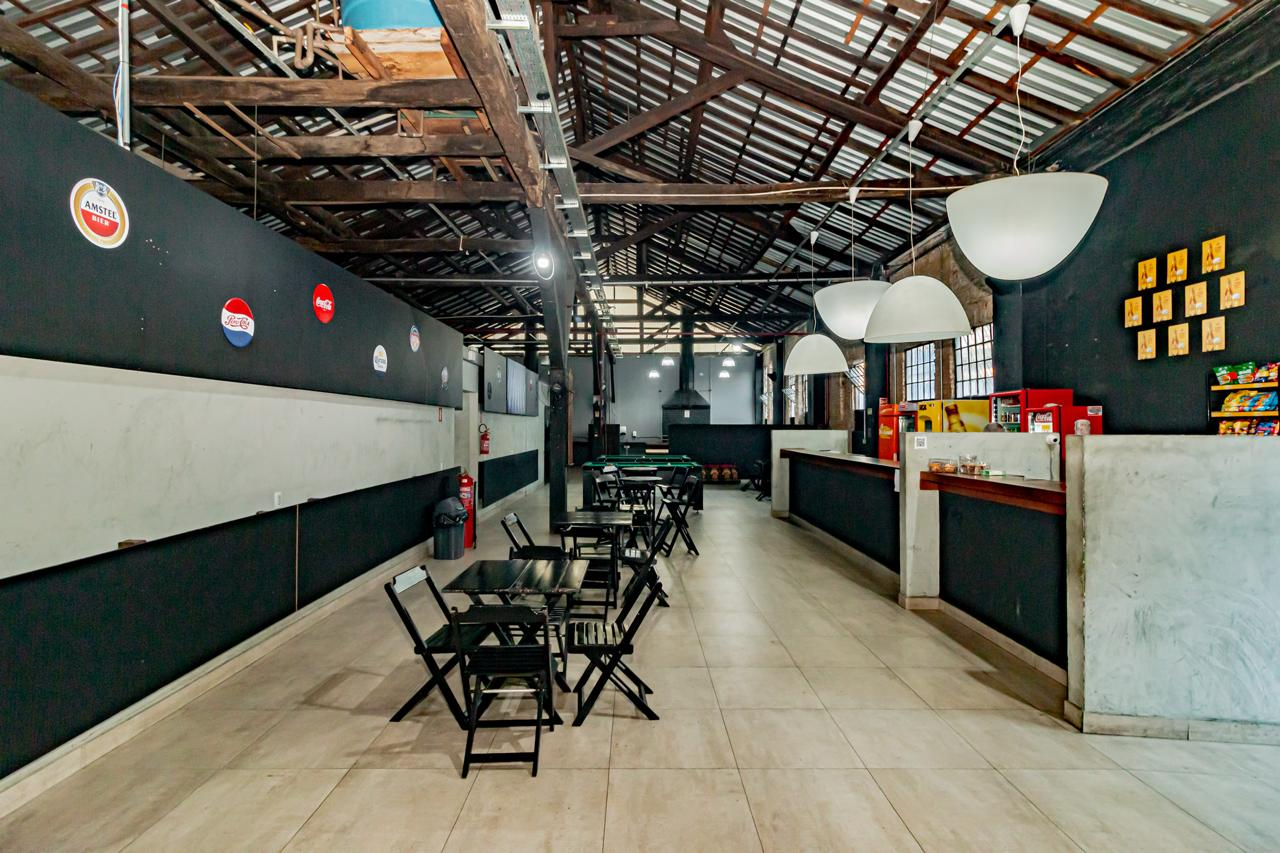 Salão interno com mesas e bar da Soccer Sports