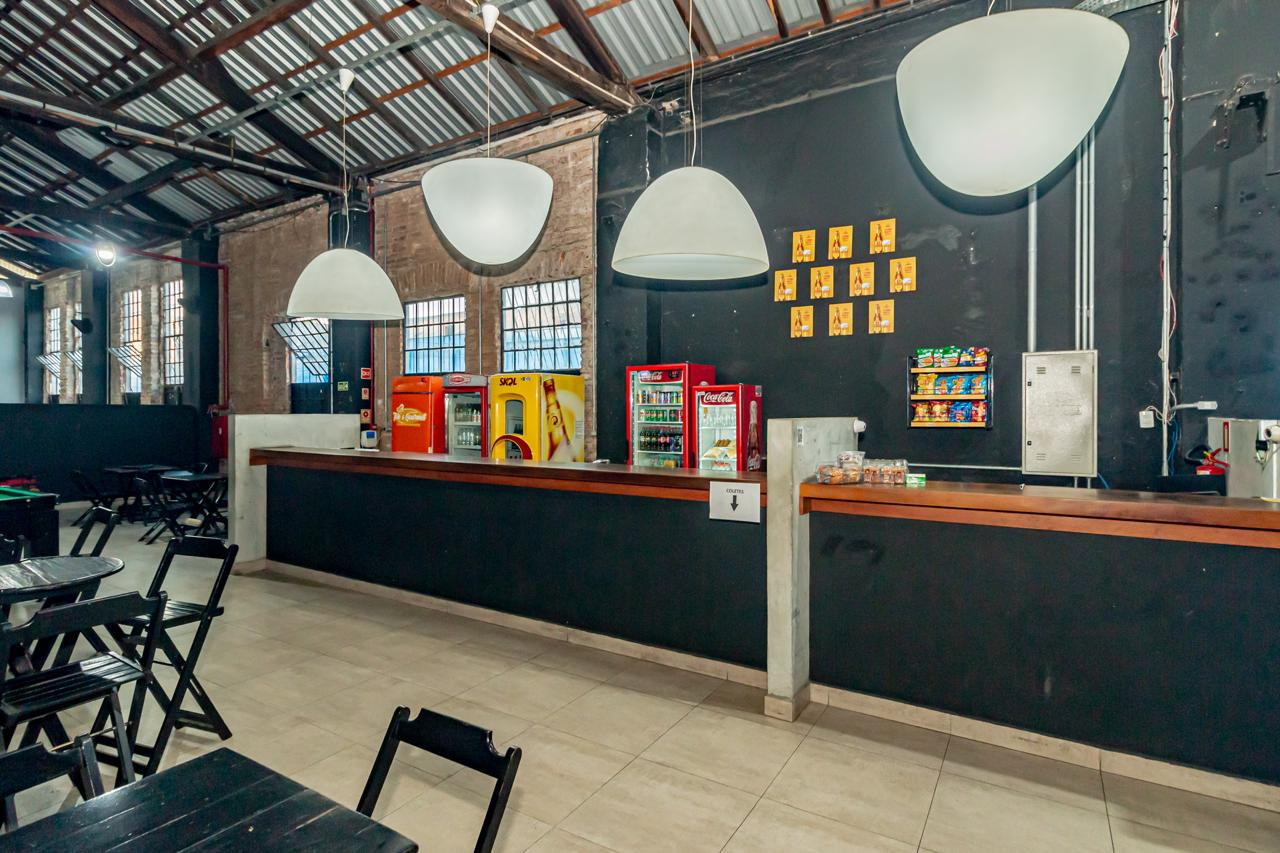 Bar interno da Soccer Sports com bebidas e lanches