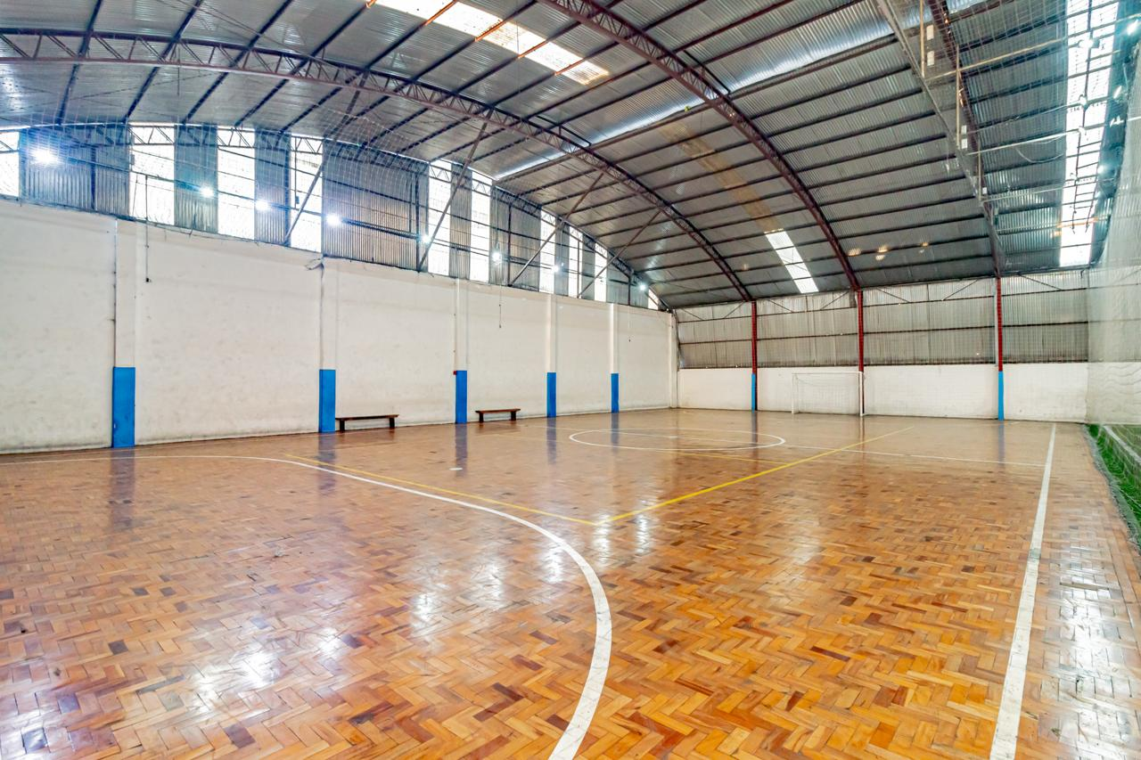 Quadra com piso de madeira vista pela lateral