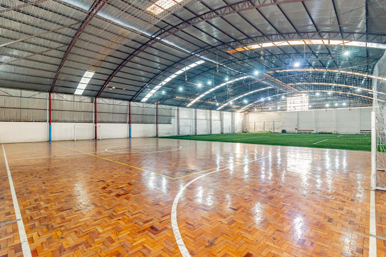 Quadra coberta com piso de madeira